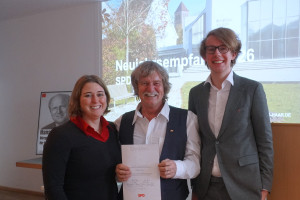 Peter Schießl wird für 40 Jahre Mitgliedschaft in der SPD geehrt. ©Manuela Praxl