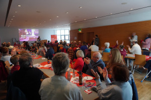 Der Saal ist voll, die Stimmung ist gut. ©Manuela Praxl