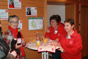 Zur Begrüßung bekommt jeder ein Glas Sekt von Barbara Lösch, Ingrid Fäth und Manuela Fürnrieder.