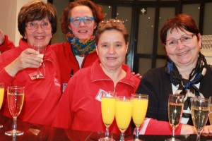 Die Damen an der Bar schenken Sekt aus: Ingrid Fäth, Astrid Herrmann, Manuela Fürnrieder und Eva Genseleiter