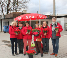 Viele Rosen wurden verteilt: Bürgermeisterin Gabriele Müller, Eva Genseleiter, Ingrid Fäth, Monika Malinowski, Barbara Lösch und Peter König