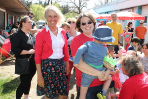 Unsere Bürgermeisterinnen Gabriele Müller und Katharina Dworzak genießen das Wetter und die gute Laune der Kinder.