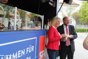 Gabriele Müller und Martin Schulz stärken sich vor der Veranstaltung am Food-Truck mit leckeren Waffeln.