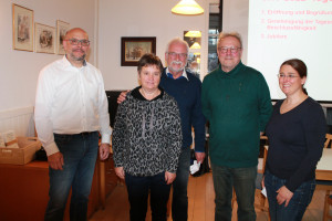 Mark Brassinga (li.) und Katharina Dworzak (re.) mit den Jubilaren (v. li.): Manuela Fürnrieder (25 Jahre) , Helmut Dworzak (50 Jahre) und Alfons Meindl (50 Jahre)