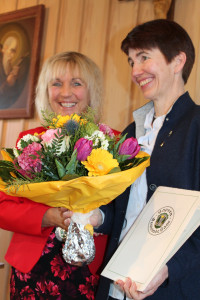 Bürgermeisterin Gabriele Müller verleiht die Goldene Ehrennadel an Angela Pöhlchen für ihr vielfältiges Engagement.