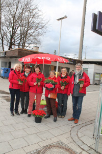 Viele Rosen wurden verteilt: Bürgermeisterin Gabriele Müller, Eva Genseleiter, Ingrid Fäth, Monika Malinowski, Barbara Lösch und Peter König