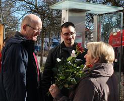 Haarer SPD verteilt wieder Rosen am Valentinstag