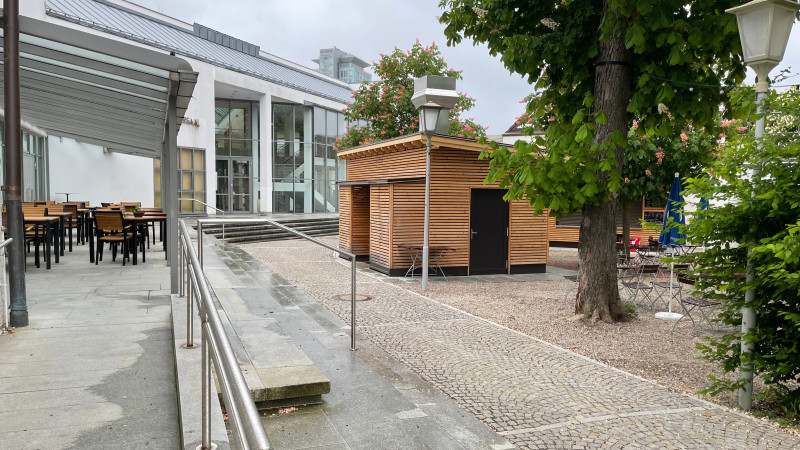 Zugang zum Bürgerhaus, rechts der Biergarten zur Post
